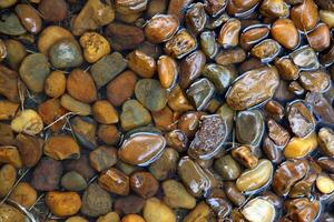 río piedras en el agua visto desde encima foto