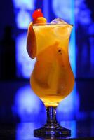 b4, no alcohólico bebida con energía, naranja jugo y hielo foto