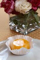 quindim, delicioso portugués huevo postre en el mesa foto