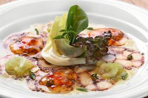 calamar carpaccio con ensalada hojas y rojo pimienta jalea foto