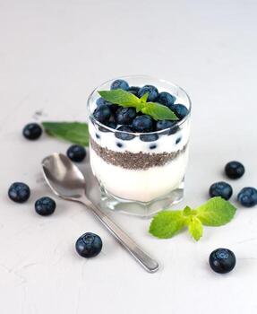 delicioso postre con yogur, chia semillas y Fresco bayas en el mesa. sano comida concepto. de cerca. selectivo enfocar. foto