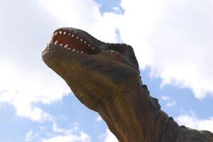 un grande dinosaurio estatua atracción en parque foto