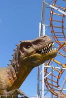 un grande dinosaurio estatua atracción en parque foto