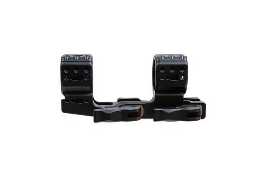 rápido desconectar montar hecho para participación un alcance en un rifle aislado en blanco atrás. rápido lanzamiento francotirador viga voladiza alcance montar. foto