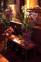 sofisticado fiesta decoración con velas, flores, mesas y especializado Encendiendo foto
