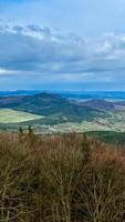 montaña paisaje, verde prado en contra el fondo de montañas. Polonia foto