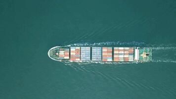 antenne visie van een lading schip met vracht containers video