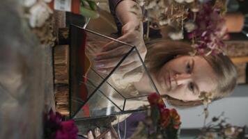 une femme remplit une verre récipient avec sol à créer une unique pièce de décor pour sa atelier. vertical. proche en haut. 4k. lent mouvement video