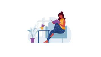 vrouw lezing boek zittend Aan stoel met fabriek en koffie video