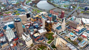 céntrico de hermosa moderno hartford, Connecticut, el Estados Unidos a tiempo de día. ver en el río flotante mediante el ciudad a fondo. aéreo perspectiva. foto