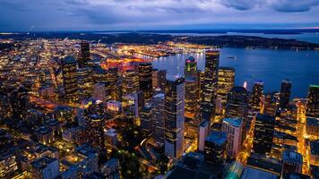 espléndido paisaje de el vibrante céntrico de Seattle, Washington, el EE.UU. azul paisaje acuático y noche noche a fondo. foto