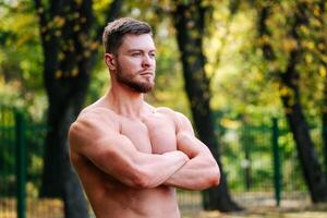 retrato de hermoso muscular hombre. estilo de vida posando sin camisa fuerte persona. foto