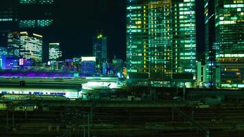 uma espaço de tempo do paisagem urbana às a urbano cidade dentro frente do Tóquio estação video