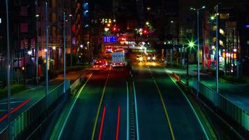 une laps de temps de le rue à le centre ville dans tokyo à nuit longue exposition milieu coup inclinaison video