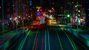 een timelapse van de straat Bij de downtown in tokyo Bij nacht lang blootstelling midden- schot kantelen video