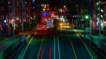 uma espaço de tempo do a rua às a centro da cidade dentro Tóquio às noite grandes exposição meio tiro ampliação video