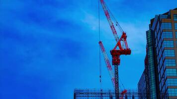 un lapso de tiempo de grúas a el debajo construcción en el edificio en tokio video