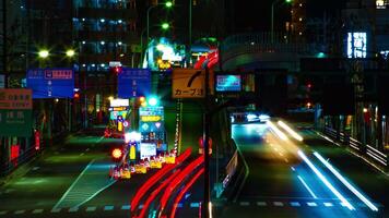 uma espaço de tempo do a rua às a centro da cidade dentro Tóquio às noite grandes exposição meio tiro panning video