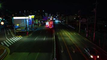 ein Zeitraffer von das Straße beim das Innenstadt im Tokyo beim Nacht lange Exposition breit Schuss Zoomen video