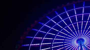 een timelapse van ferris wiel Bij de amusement park in tokyo Bij nacht video