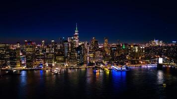 distanciamiento desde un espectacular ver de nuevo york, el Estados Unidos en el frente al mar de el este río. horizonte de metrópoli a noche. aéreo perspectiva. foto