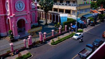 en Timelapse av de trafik sylt på solbränna dinh kyrka i ho chi minh hög vinkel bred skott panorering video