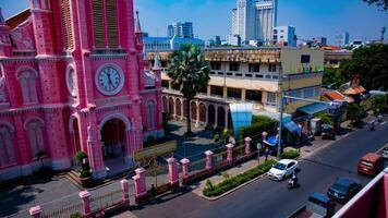 en Timelapse av de trafik sylt på solbränna dinh kyrka i ho chi minh hög vinkel bred skott luta video