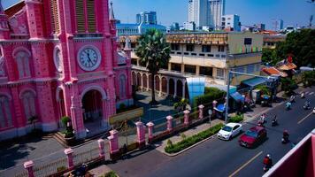 ein Zeitraffer von das der Verkehr Marmelade beim bräunen dinh Kirche im ho Chi minh hoch Winkel breit Schuss video