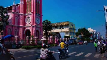 un lapso de tiempo de el tráfico mermelada a bronceado dinh Iglesia en Ho chi minh Vietnam amplio Disparo panorámica video