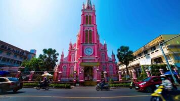 en Timelapse av de trafik sylt på solbränna dinh kyrka i ho chi minh vietnam bred skott luta video