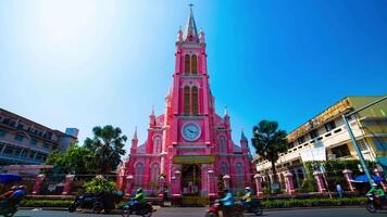 en Timelapse av de trafik sylt på solbränna dinh kyrka i ho chi minh vietnam bred skott video