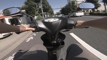 un punto de ver de conducción por bicicleta a oume avenida en tokio video