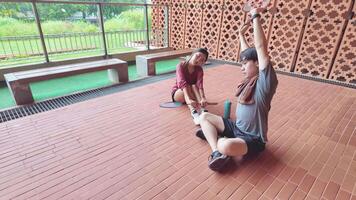 joven personas jugar bádminton y reparar diligentemente en el parque área. video