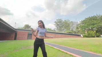 joven asiático mujer caminando y bailando en el ciudad. estilo. cadera salto y estilo libre video