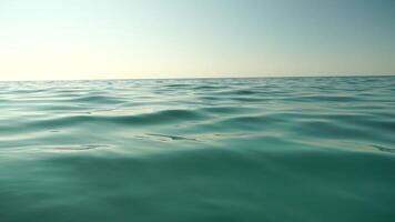 mare acqua superficie. Basso angolo Visualizza a partire dal kayak, telecamera mosche al di sopra di chiaro mare acqua. nessuno. vacanza ricreazione concetto. astratto nautico estate oceano natura. lento movimento. vicino su. verticale video