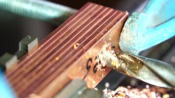 metallbearbetning industri. stänga upp hål borrning i koppar barer för elektrisk förbindelse på svarv tråkig maskin med smörjmedel video