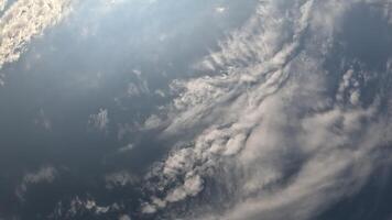 Timelapse fluffig cirrus moln rör på sig i ljus solnedgång himmel. abstrakt antenn natur sommar hav solnedgång, hav och himmel se. semester, resa, Semester begrepp. väder och klimat förändra video