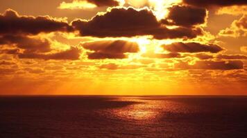 aérien voir. spectaculaire le coucher du soleil avec mer et sombre des nuages. abstrait aérien la nature été océan le coucher du soleil mer et ciel Contexte. horizon. vacances, Voyage et vacances concept. temps et climat changement video