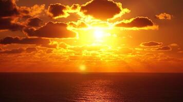 golden Stunde Meer Sonne Rahmen Über Wasser, friedlich Landschaft, Horizont Sicht. Antenne Sicht. dramatisch Sonnenuntergang mit Meer und düster Wolken. Urlaub, Reise und Urlaub Konzept. Wetter und Klima Veränderung video