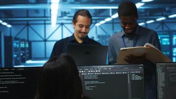 man inspekterande server nav infrastruktur, läsning pappersarbete från mapp, talande med arbetare. handledare håller på med utvärdering av data Centrum anläggning arbetsyta, verifierande dokument video