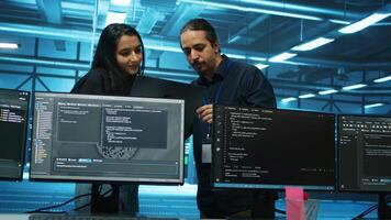 ingenjörer arbetssätt i hög tech server nav kapabel av bearbetning och lagring omfattande belopp av data. specialister talande och felsökning server rader kontrollerande nätverk Resurser video