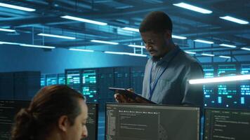 es Experte im Server Nabe gewährleisten wertvoll Daten Überreste abgeschirmt von Potenzial Bedrohungen mit Tablette. Mitarbeiter Sicherung Daten Center gegen nicht autorisiert Zugriff und Schwachstellen video