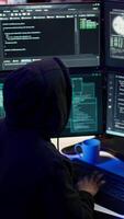 Vertikale frustriert Hacker im Geheimnis Versteck niedergeschlagen nach Versagen zu Attacke die Opfer mit Malware. genervt Betrüger Gefühl verärgert nach Sein unfähig zu hacken Computer Systeme, Kamera b video