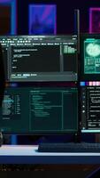 Vertikale Hacker ankommen im unter Tage Hauptquartier, bereit zu Start Codierung Malware entworfen zu Ausbeuten Netzwerk Hintertüren und Bypass Sicherheit Maße eine solche wie Anmeldungen und Passwort Schutz, Kamera ein video