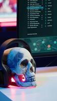 vertical escrivaninha com decorações dentro esvaziar criminosos cova e hacking Programas interface em pc telas. equipamento dentro apartamento usava para implantando malware programação roteiro em monitores dentro subterrâneo base video