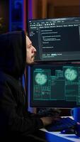 Vertikale frustriert Hacker im Geheimnis Versteck niedergeschlagen nach Versagen zu Attacke die Opfer mit Malware. genervt Betrüger Gefühl verärgert nach Sein unfähig zu hacken Computer Systeme, Kamera ein video