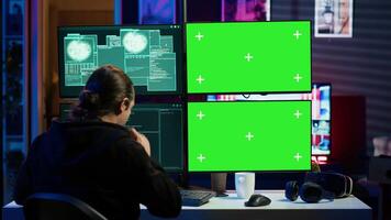 estafador hackear utilizando verde pantalla ordenador personal y consiguiendo crítico error notificación mientras molesto a infiltrado bancario sistemas hacker carreras guión en croma llave mostrar, defecto a incumplimiento cortafuegos, cámara un video