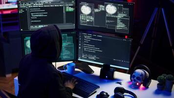 frustriert Hacker im Geheimnis Versteck niedergeschlagen nach Versagen zu Attacke die Opfer mit Malware. genervt Betrüger Gefühl verärgert nach Sein unfähig zu hacken Computer Systeme, Kamera b video