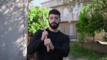 homme avec une hachette sur le sien épaule va à couper bois video