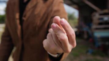Hände von Junge schockierend seine Finger zu das Rhythmus von Musik- video